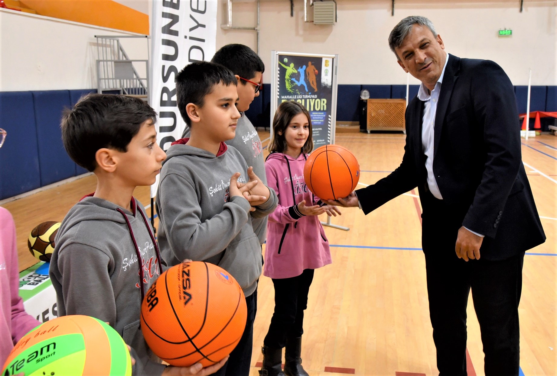 Büyükşehir’den Okullarımıza Spor Malzemesi Desteği