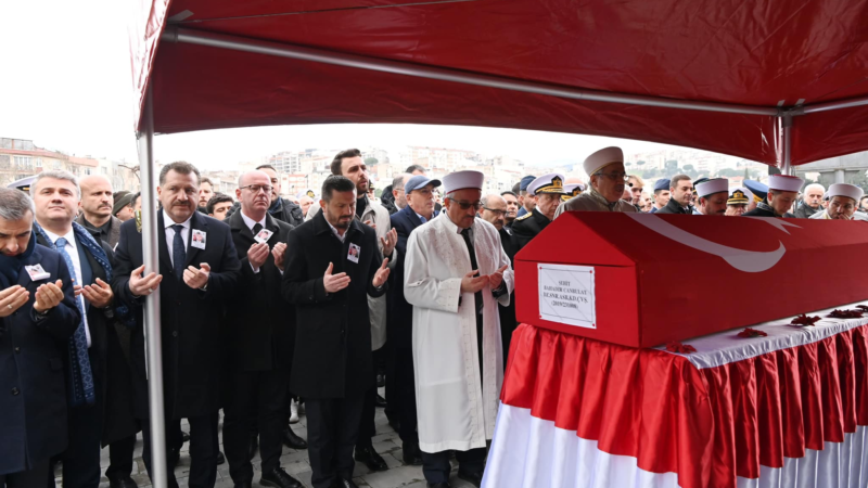 Şehidimiz Piri Reis Camiinde kılınan cenaze namazının ardından Erdek Şehitliğinde ebedi aleme uğurlandı.