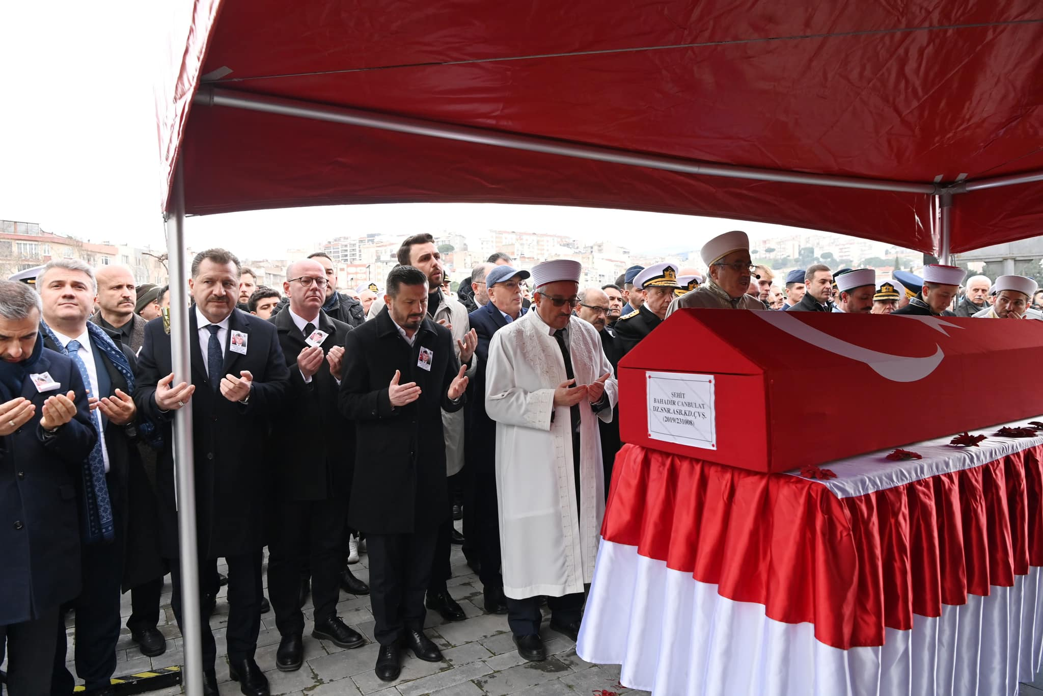 Şehidimiz Piri Reis Camiinde kılınan cenaze namazının ardından Erdek Şehitliğinde ebedi aleme uğurlandı.