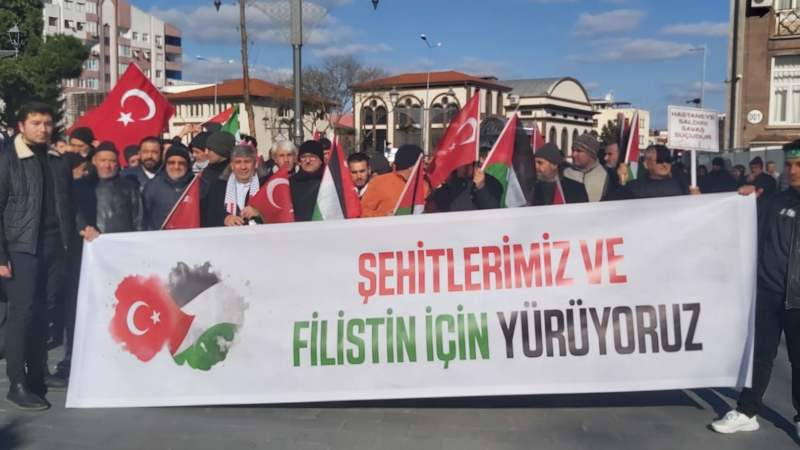 Türkiye tek yürek oldu, şehitlerimiz için yürüdü. BALIKESİR Bazı sivil toplum kuruluşları, “Şehitlere Rahmet, Filistin`e Destek” yürüyüşü düzenledi.