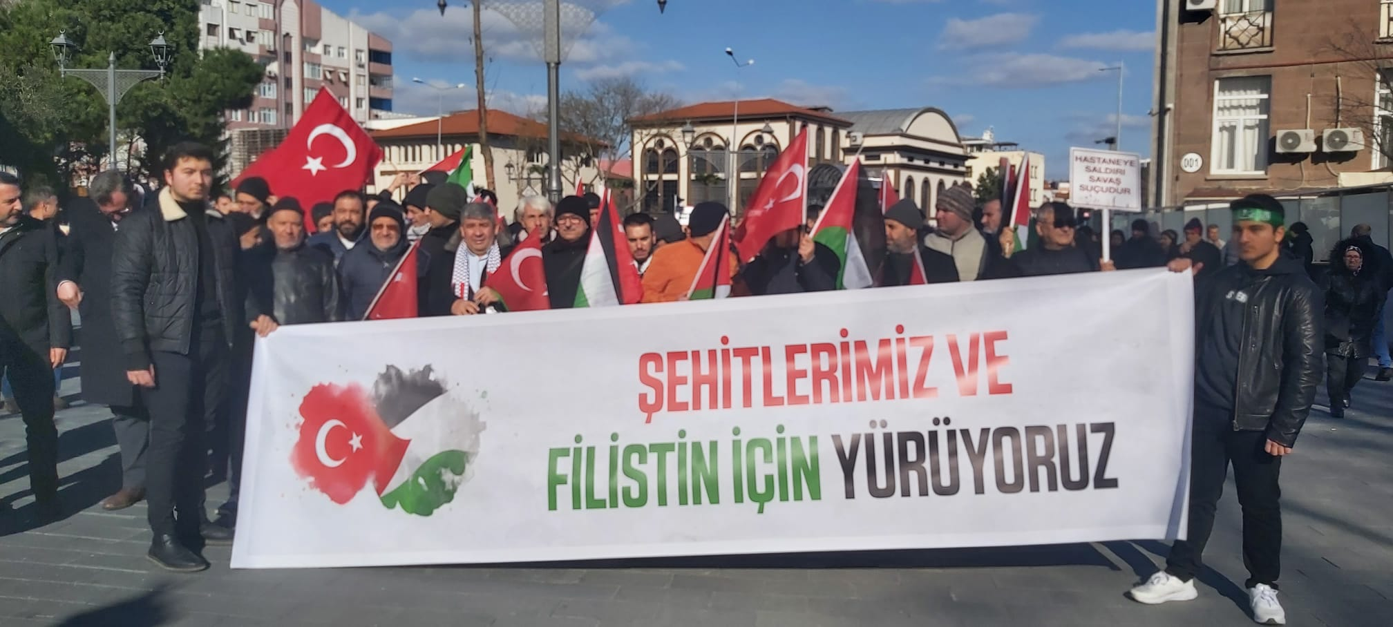 Türkiye tek yürek oldu, şehitlerimiz için yürüdü. BALIKESİR Bazı sivil toplum kuruluşları, “Şehitlere Rahmet, Filistin`e Destek” yürüyüşü düzenledi.