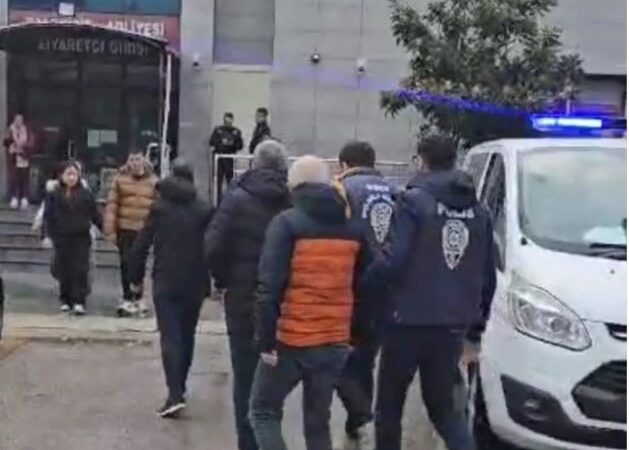 Balıkesir Sosyal medyada 3 Kişi halkı yanıltıcı bilgiyi alenen yayma suçundan çıkarıldıkları mahkemece tutuklandı.