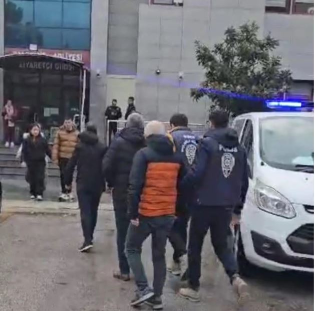 Balıkesir Sosyal medyada 3 Kişi halkı yanıltıcı bilgiyi alenen yayma suçundan çıkarıldıkları mahkemece tutuklandı.