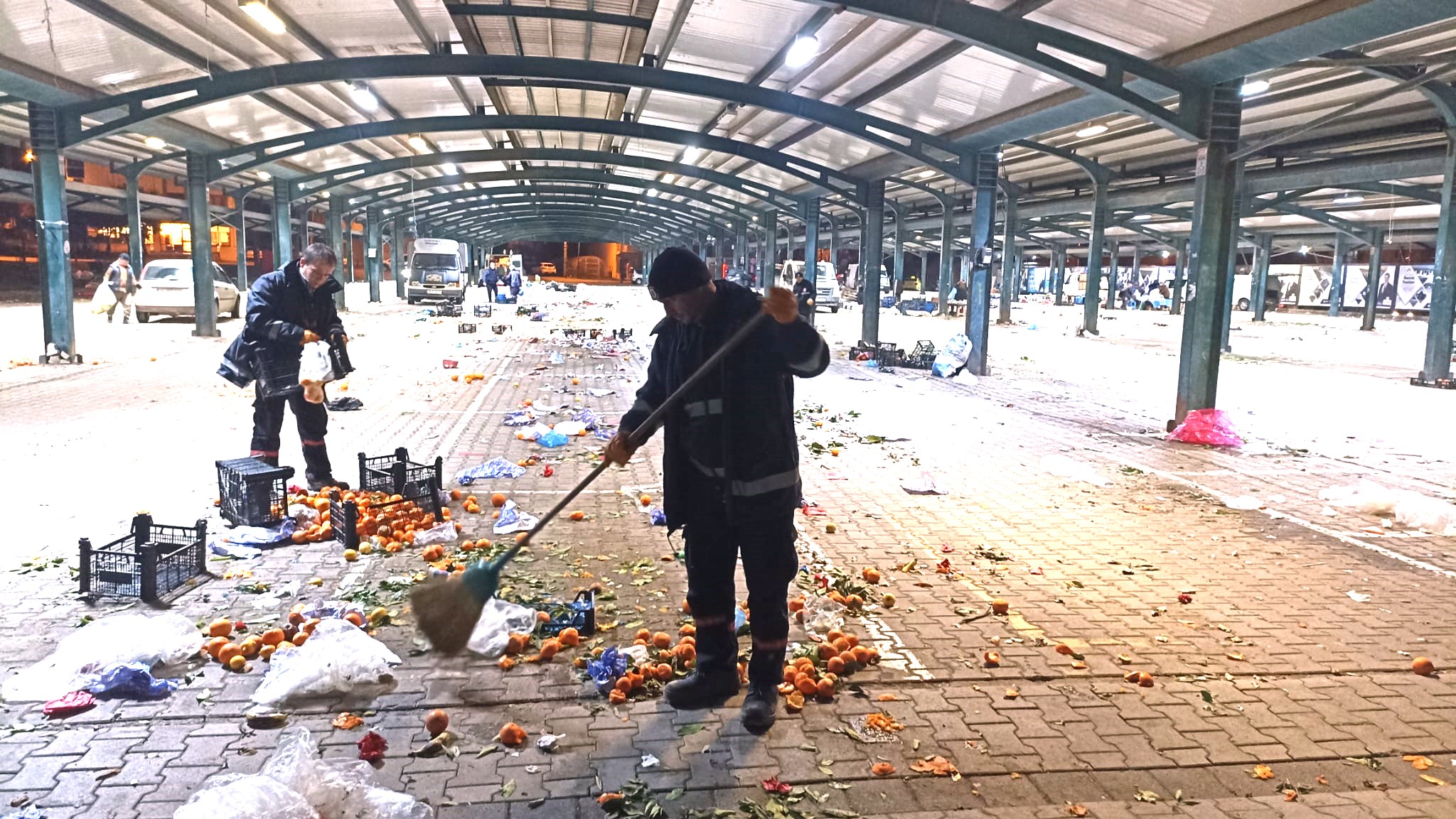 KARESİ’DE KÖŞE BUCAK TEMİZLİK SÜRÜYOR