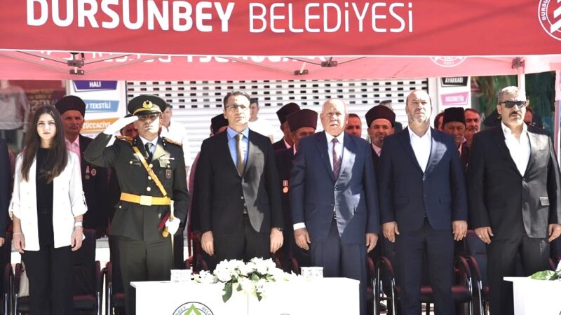 Dursunbey’de  Belediyesi30 Ağustos Zafer Bayramı ilçemiz Cumhuriyet Meydanında gerçekleşen resmi törenle kutlandı.