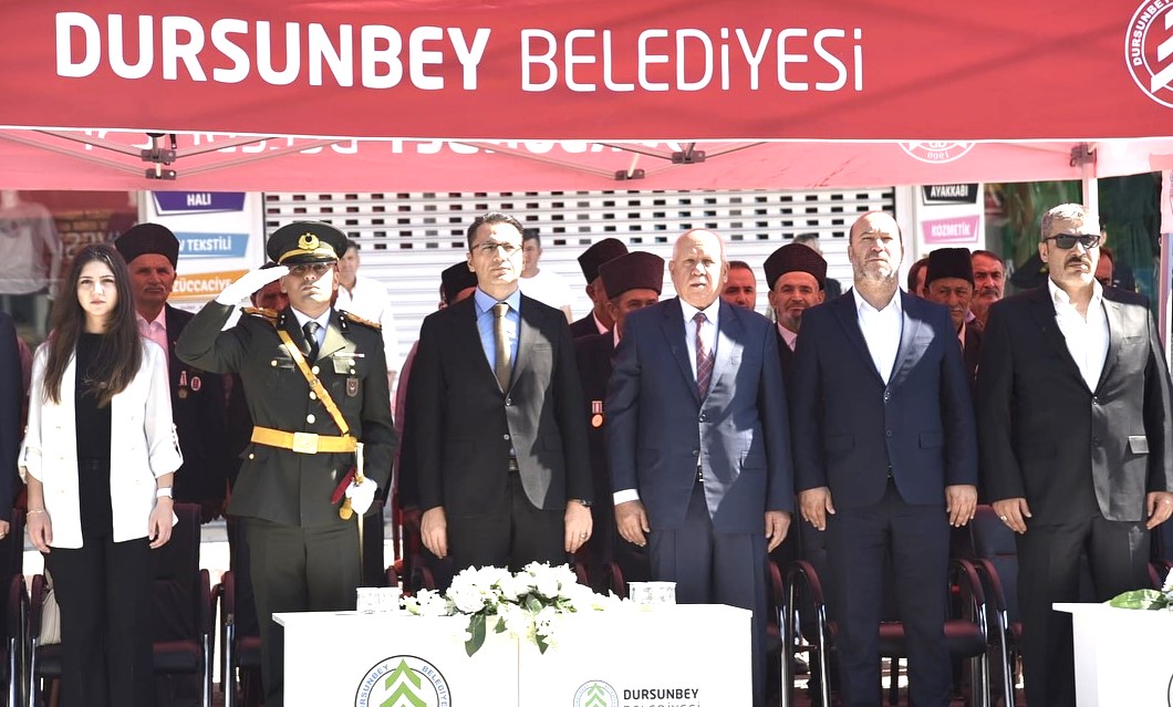 Dursunbey’de  Belediyesi30 Ağustos Zafer Bayramı ilçemiz Cumhuriyet Meydanında gerçekleşen resmi törenle kutlandı.