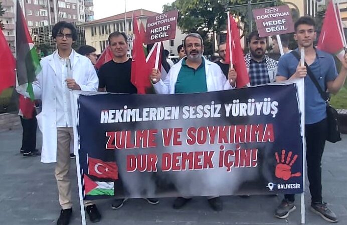 Balıkesir’de Sağlık çalışanlarından Filistin için “sessiz yürüyüş”