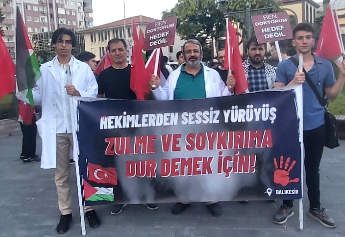 Balıkesir’de Sağlık çalışanlarından Filistin için “sessiz yürüyüş”