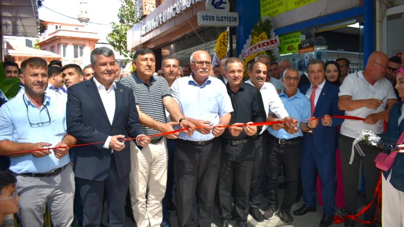 Yeni Yıldız Köfte Evi kurdele kesti. Milli Kuvvetler Caddesi, Yapı Kredi Bankası arka sokağında hizmete giren ve sahipliğini Hasan Yıldız ve İrem Yıldız Darı’nın yaptığı mekanın açılışı