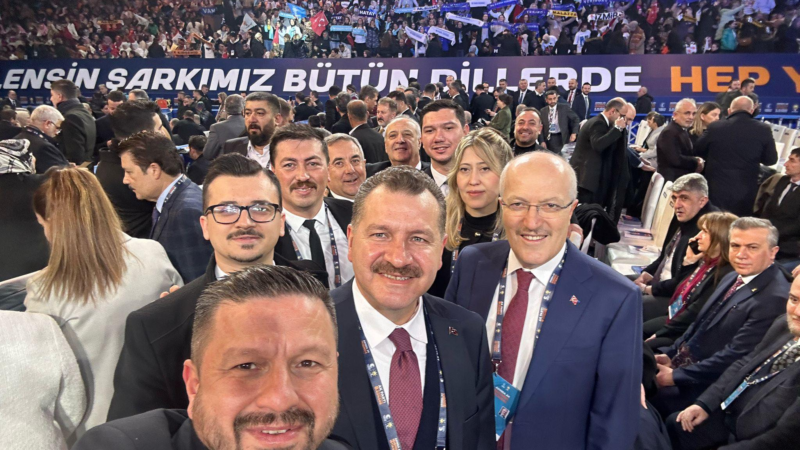 “AK PARTİ KURULDUĞU GÜNDEN BU YANA KENDİNİ SÜREKLİ YENİLEMEYİ BAŞARAN BİR SİYASİ TEŞEKKÜLDÜR”