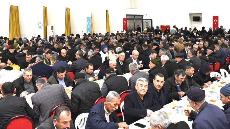 Ahmet Akın, Dursunbey’de binlerce kişiyle iftar yaptı