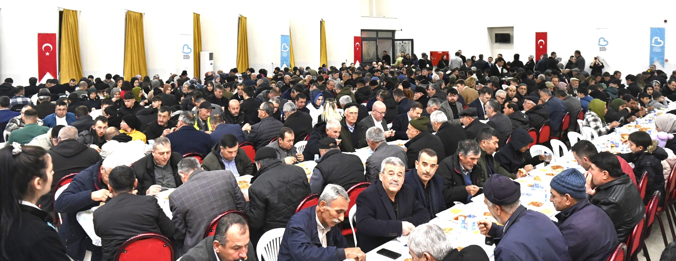 Ahmet Akın, Dursunbey’de binlerce kişiyle iftar yaptı